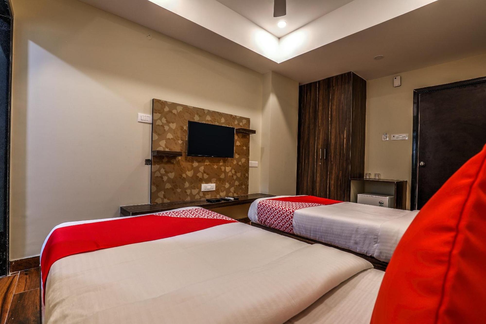 Capital O Sky Grand Hotel Хидерабад Екстериор снимка