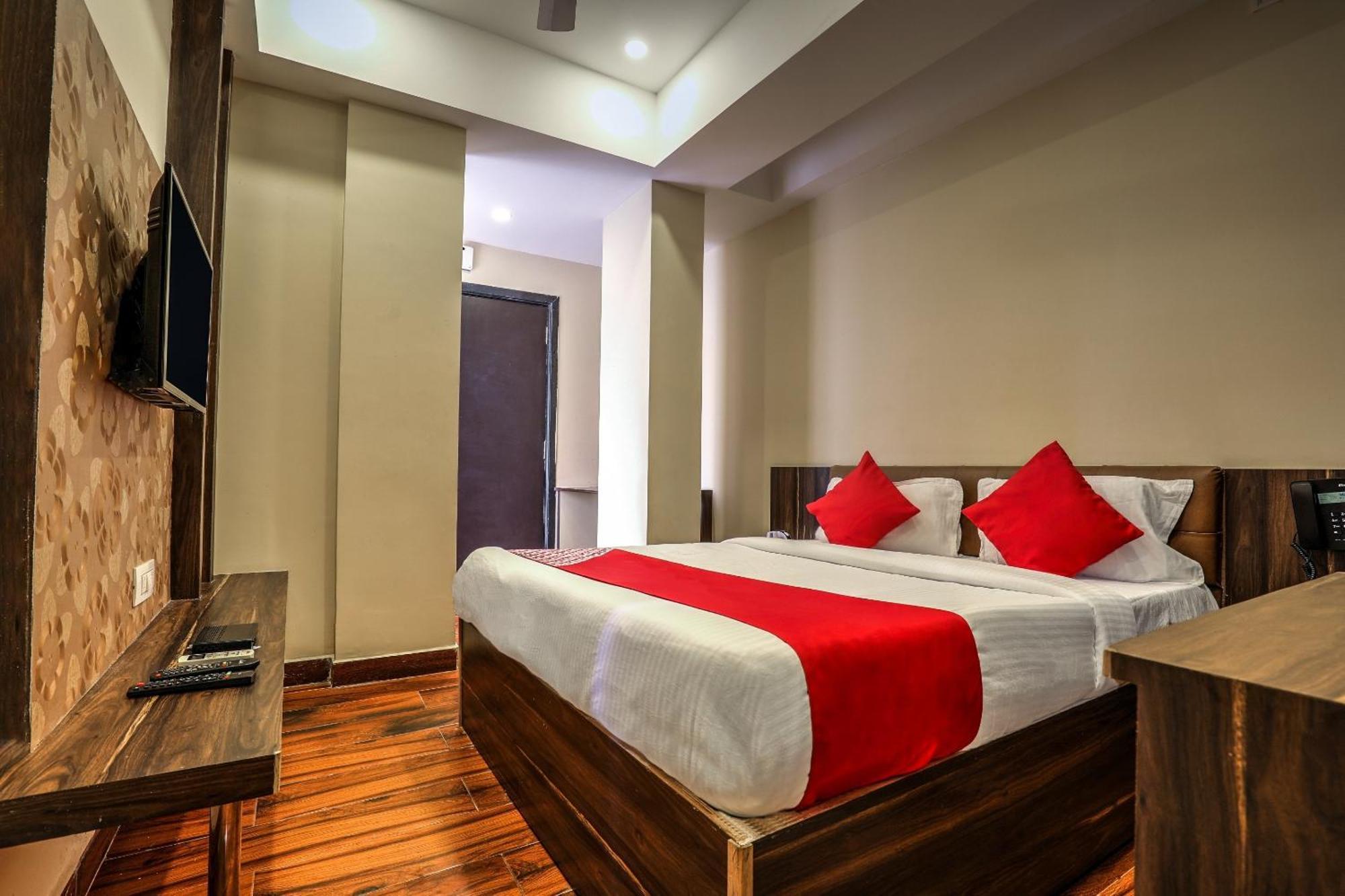 Capital O Sky Grand Hotel Хидерабад Екстериор снимка
