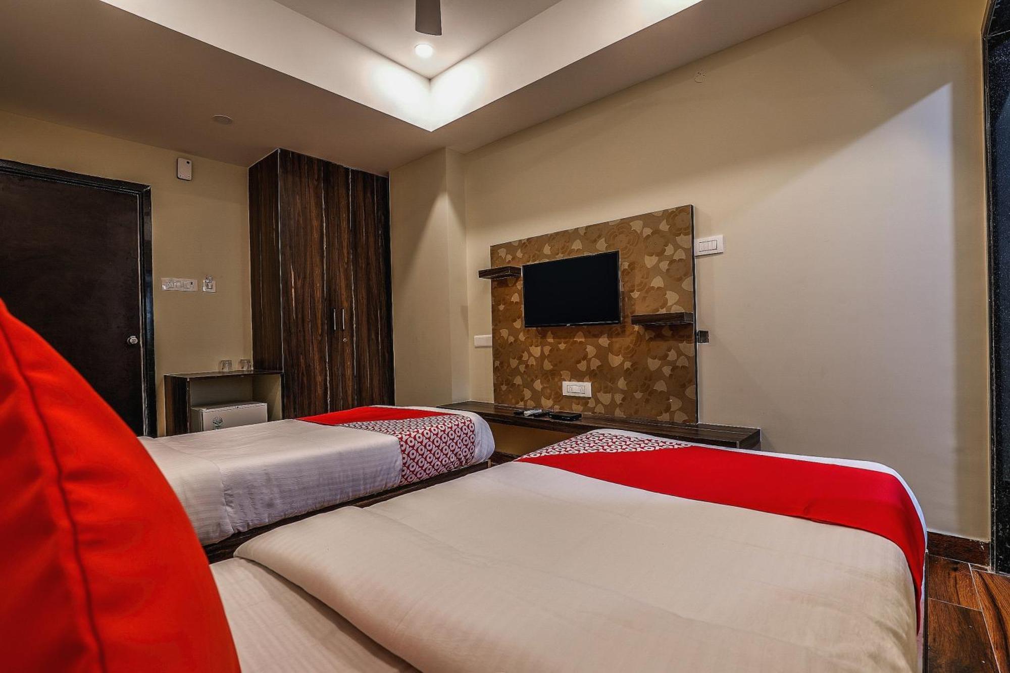 Capital O Sky Grand Hotel Хидерабад Екстериор снимка