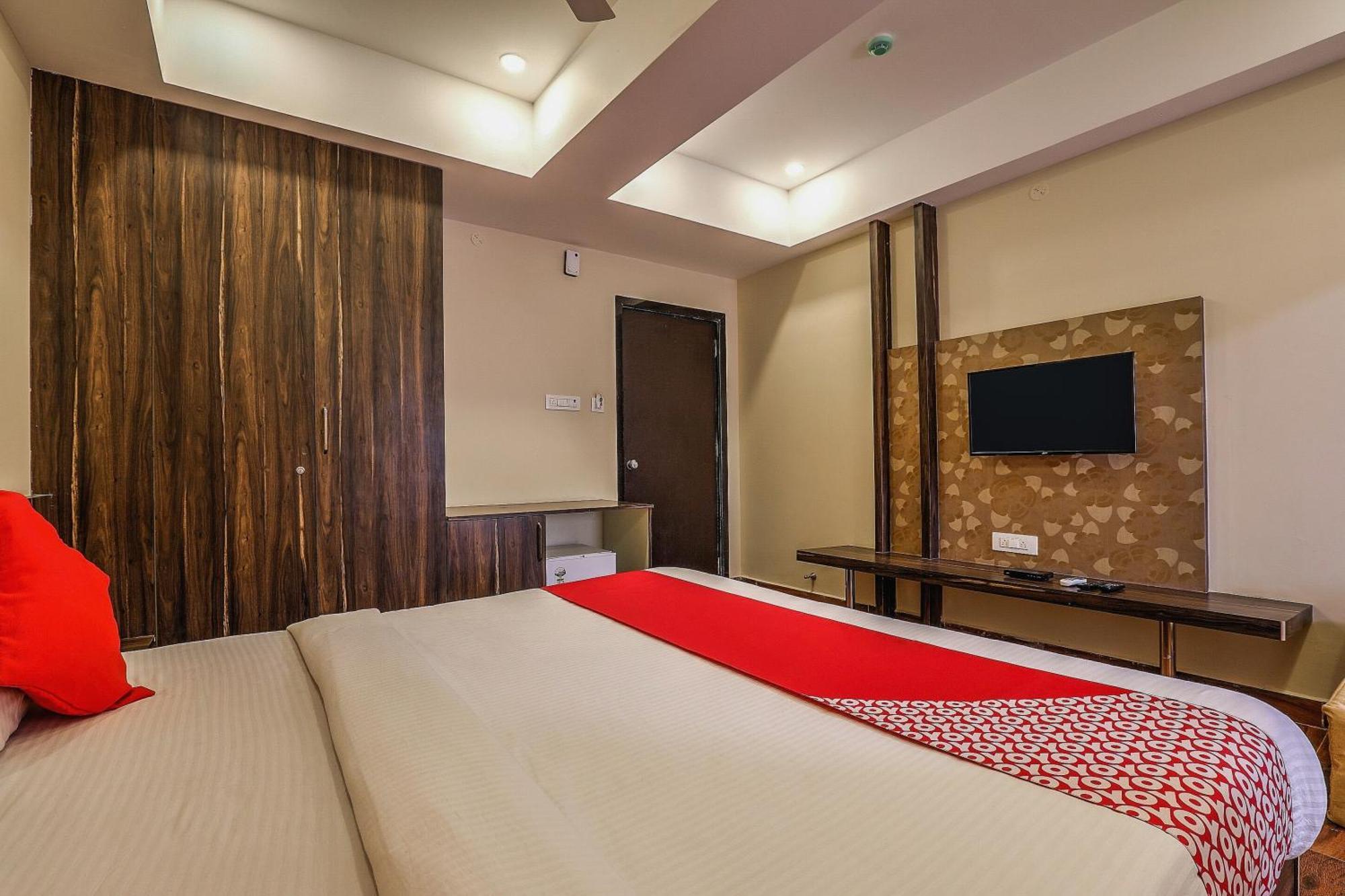 Capital O Sky Grand Hotel Хидерабад Екстериор снимка