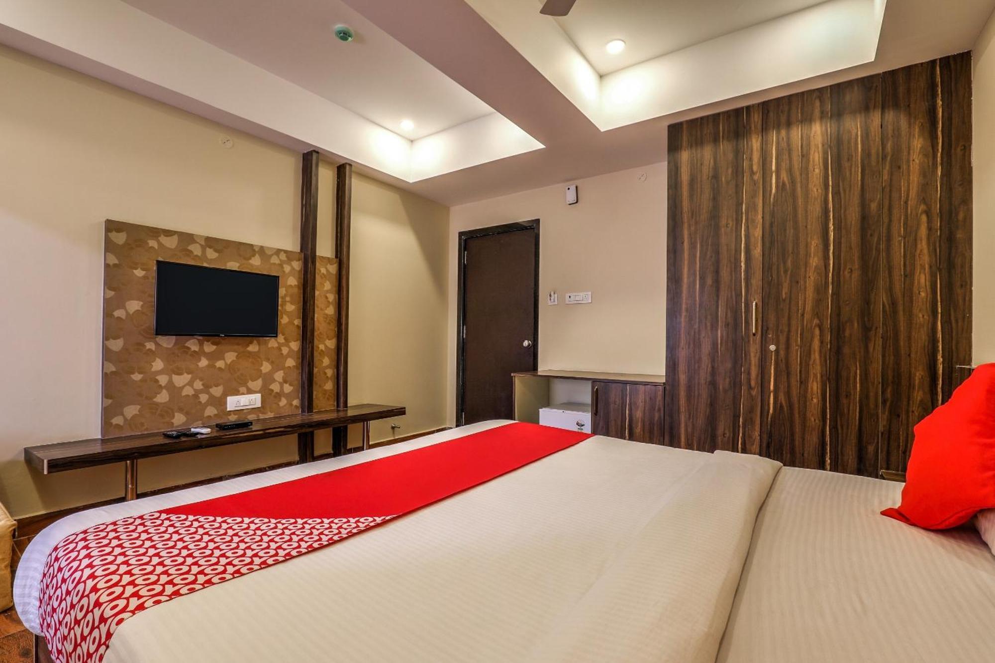 Capital O Sky Grand Hotel Хидерабад Екстериор снимка